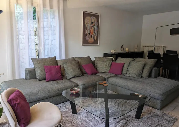 Villa Dans Un Puits De Verdure Avec Piscine Residentielle