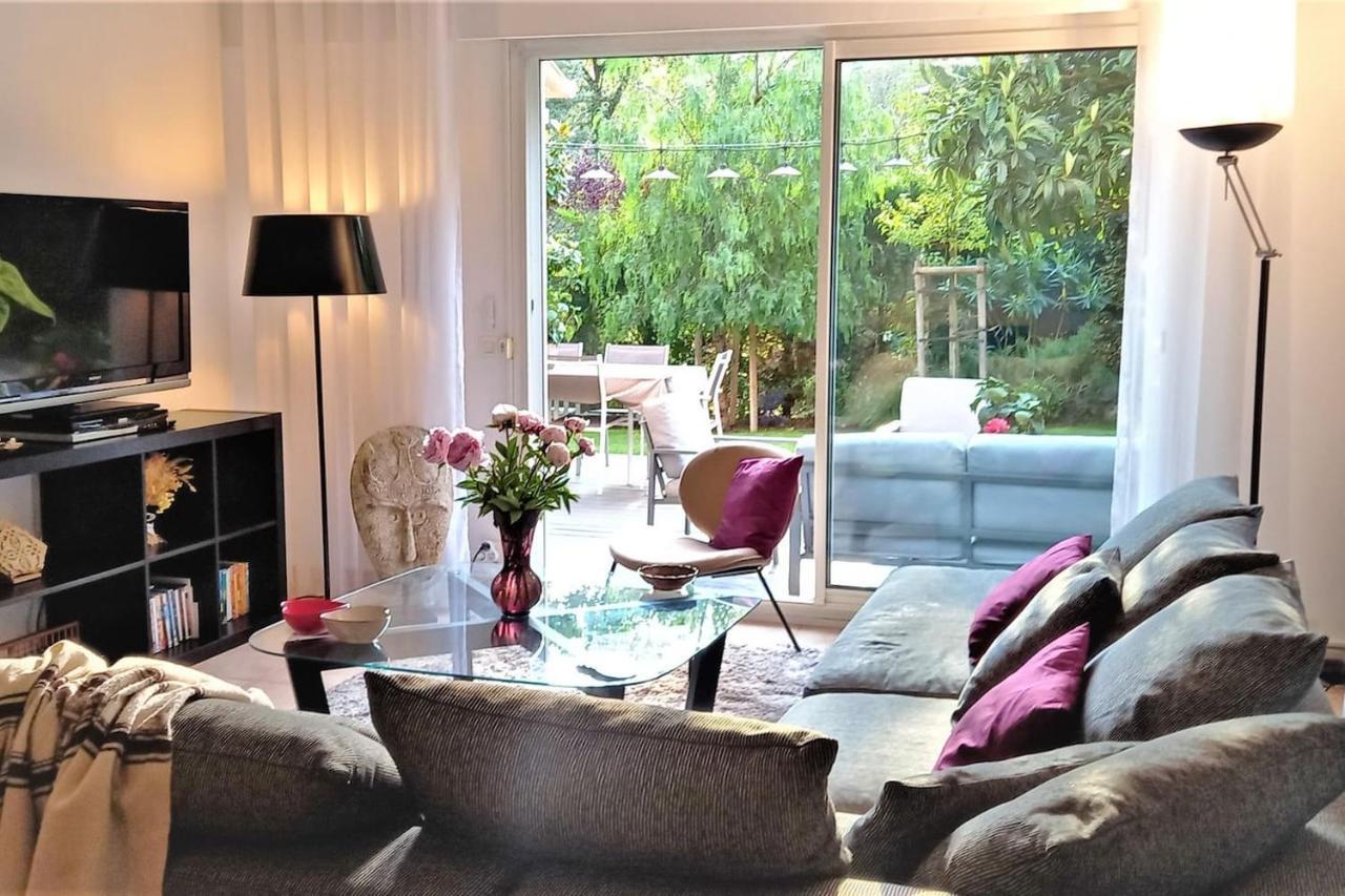 Dans Un Puits De Verdure Avec Piscine Residentielle Villa
