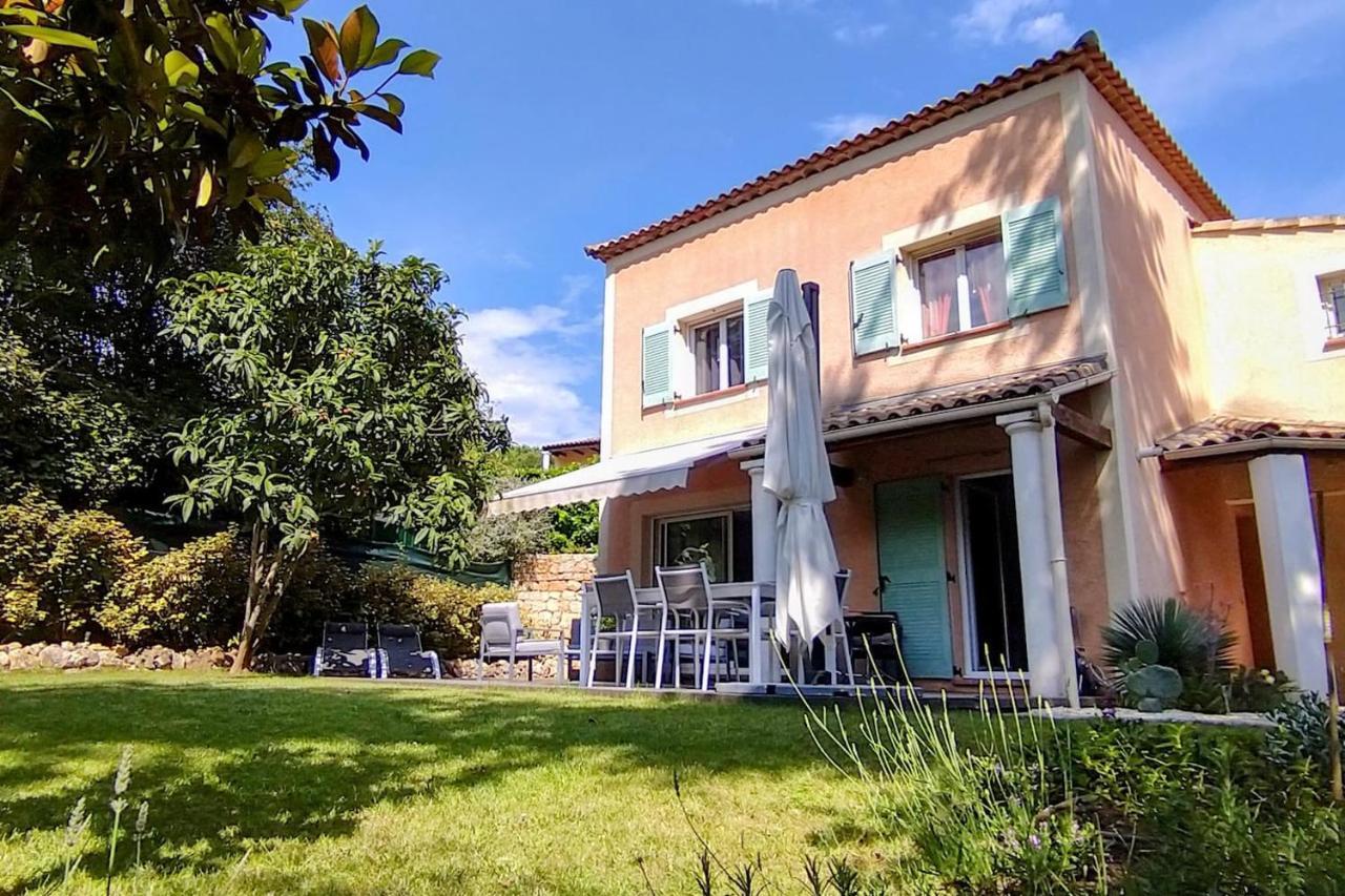 Dans Un Puits De Verdure Avec Piscine Residentielle Villa *