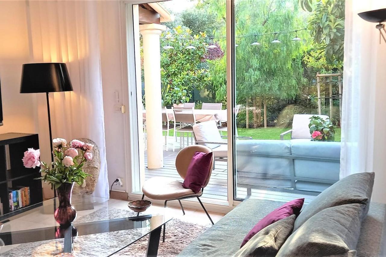 Dans Un Puits De Verdure Avec Piscine Residentielle Villa