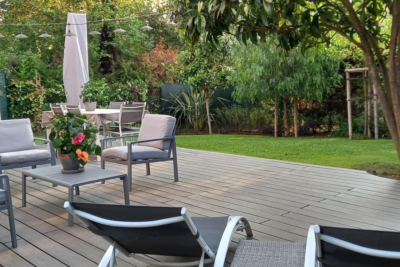 Dans Un Puits De Verdure Avec Piscine Residentielle