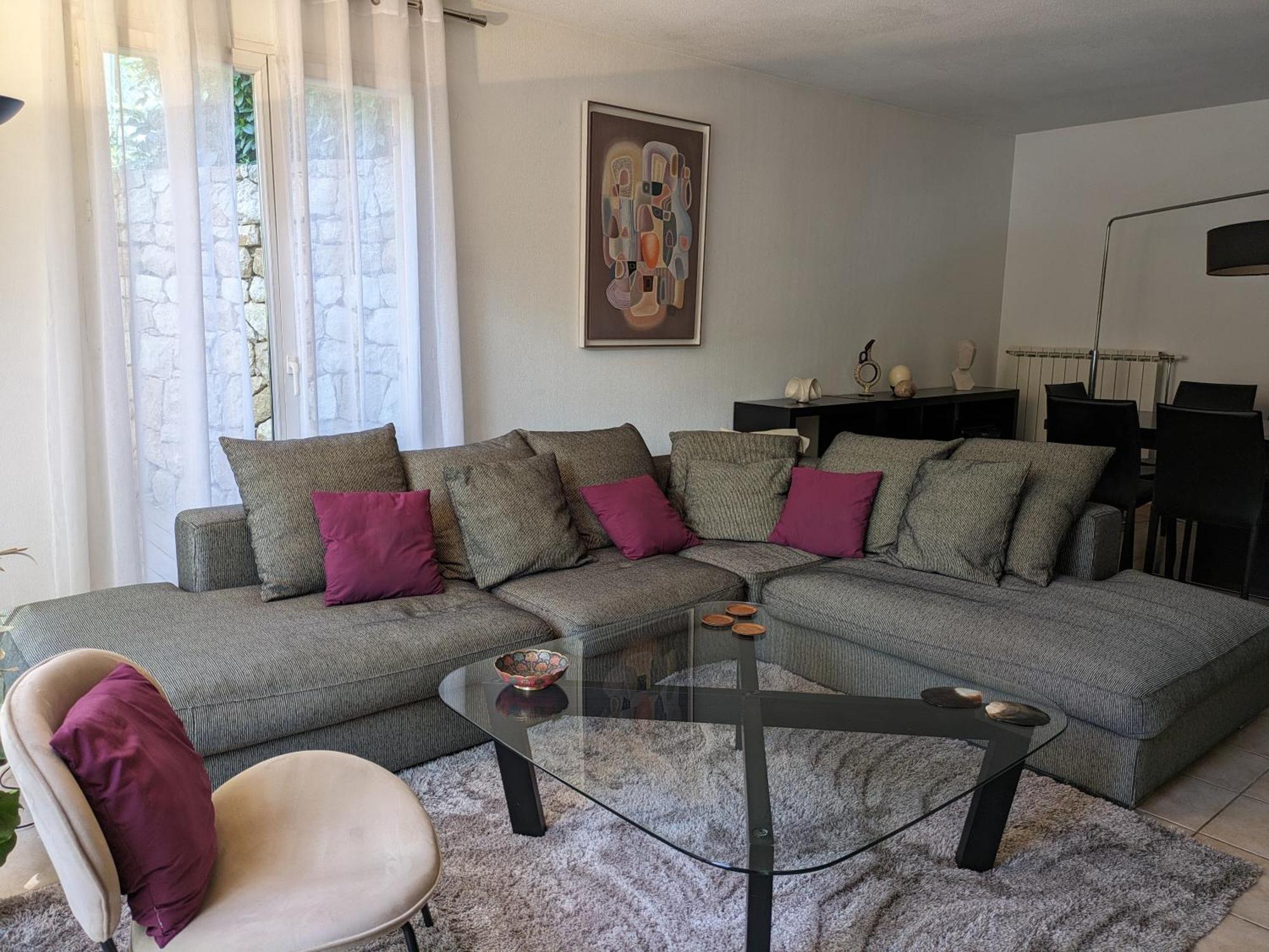 Dans Un Puits De Verdure Avec Piscine Residentielle Villa