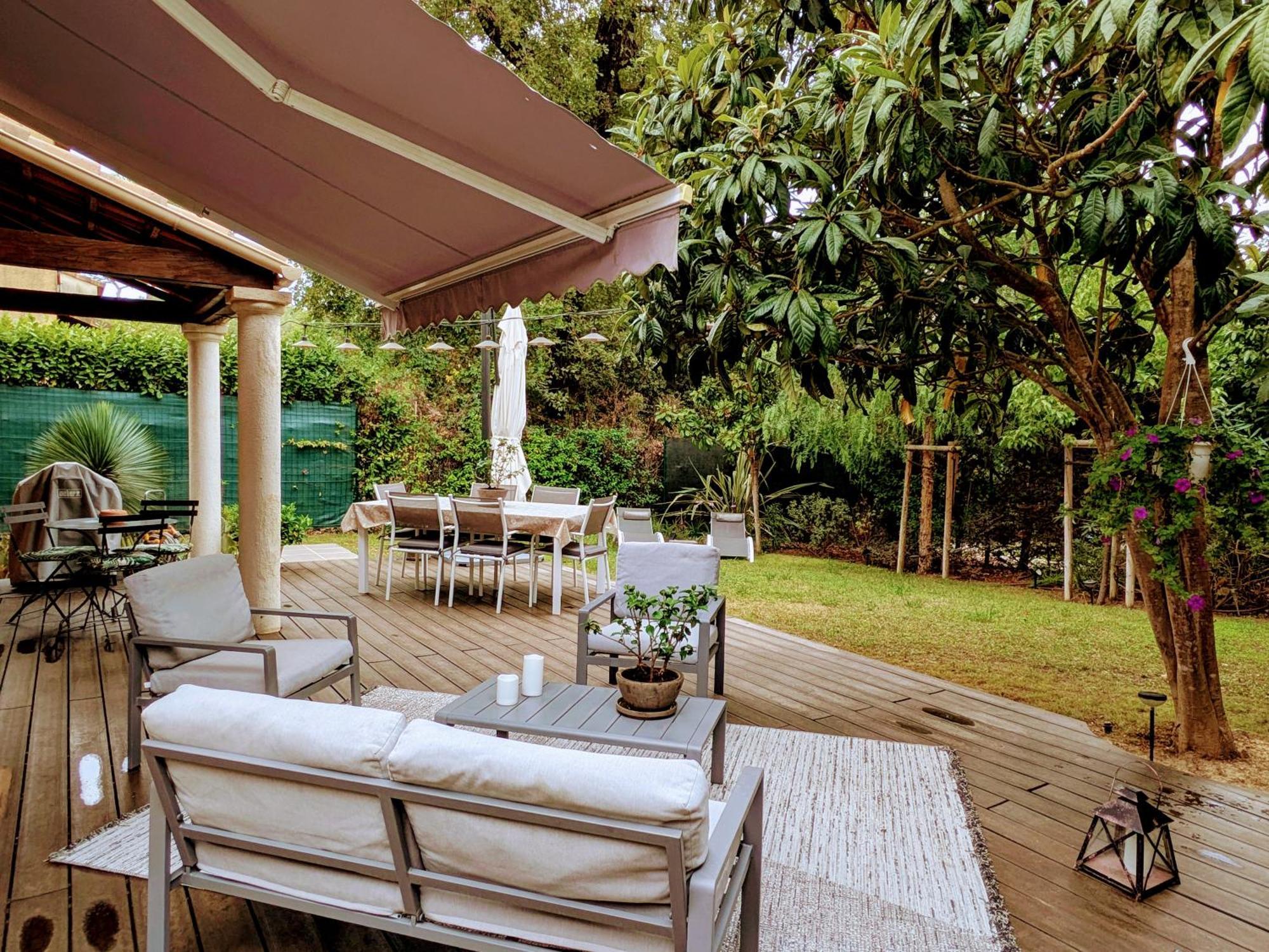 Dans Un Puits De Verdure Avec Piscine Residentielle Villa *