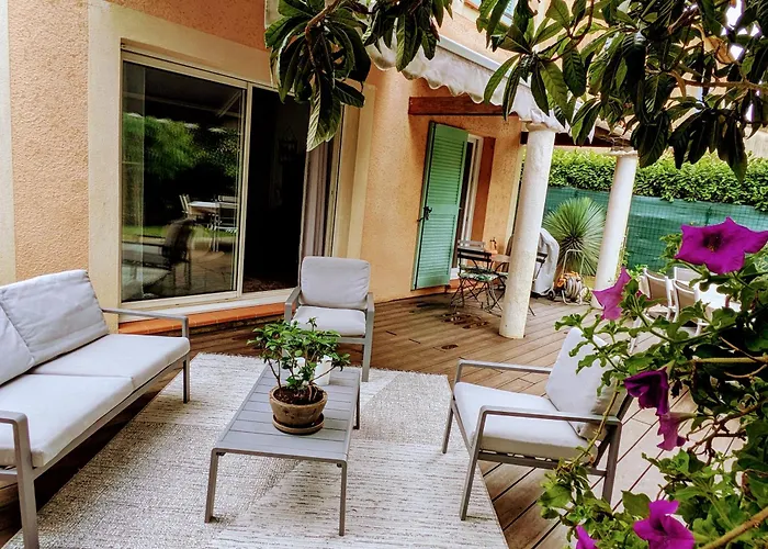 Villa Dans Un Puits De Verdure Avec Piscine Residentielle