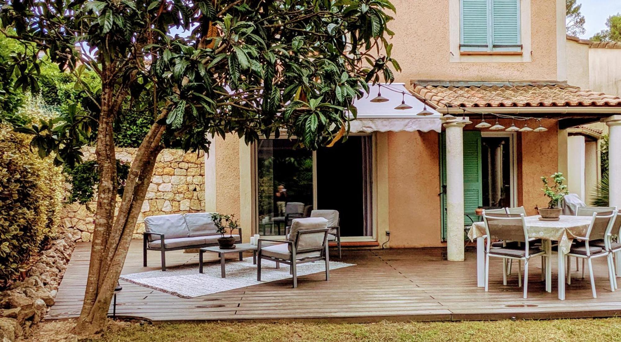 Dans Un Puits De Verdure Avec Piscine Residentielle