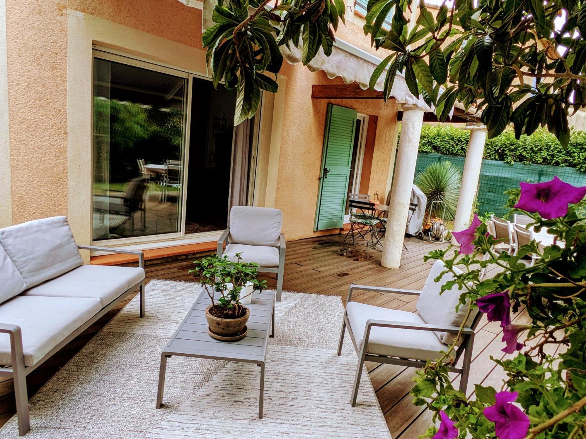 Dans Un Puits De Verdure Avec Piscine Residentielle Valbonne